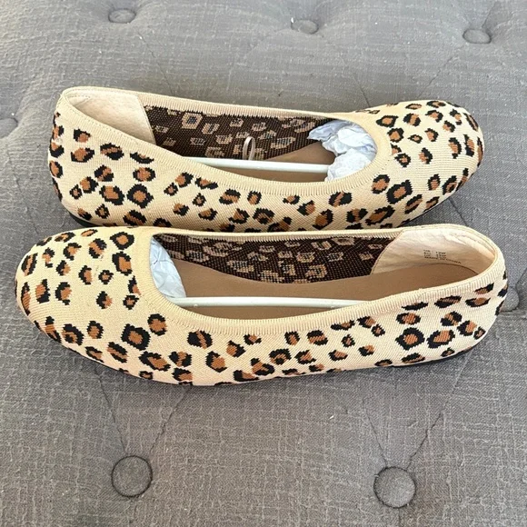 Amazon Essentials Women's Tan Leopard Flats - Picture 2 of 4